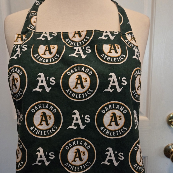 Oakland A's Cooking Apron Baseball Green White Adjustable Waist Tie Pocket - Picture 1 of 6